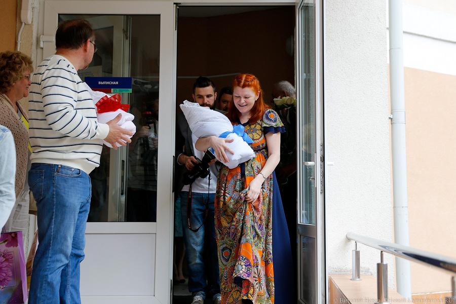 На фоне Мадонны: как многодетную пару из роддома «к дате» выписывали