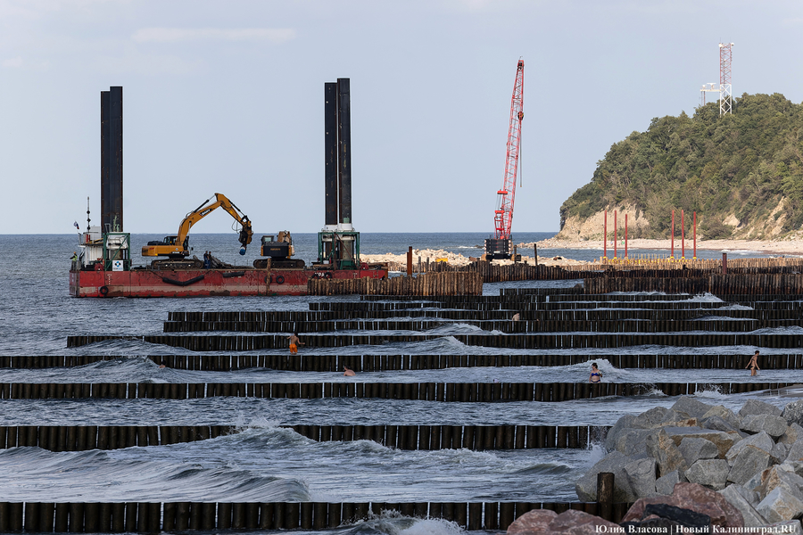 С видом на море и стройку: как выглядит пляж в Светлогорске этим летом