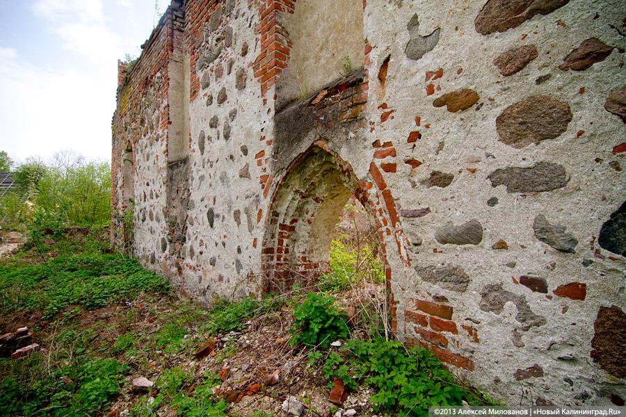«А денег нет»: в переданной РПЦ кирхе 14-го века в Храброво валяются человеческие кости