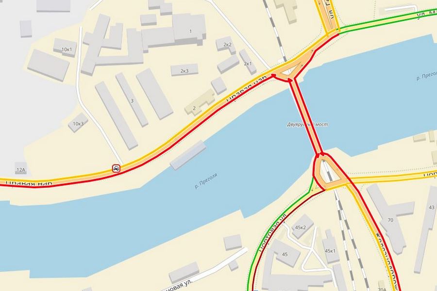 Въезд на двухъярусный мост в Калининграде со стороны Портовой заблокирован из-за ДТП (фото)