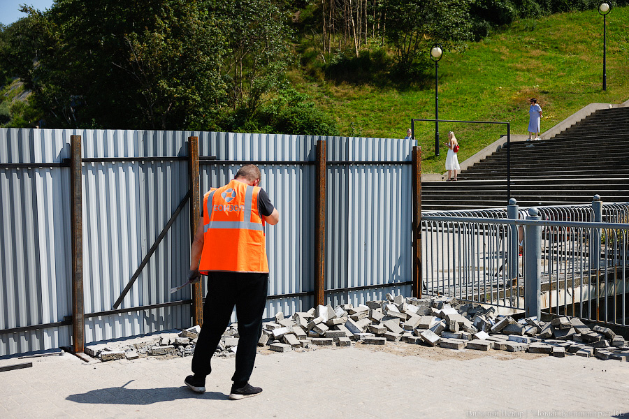 Забор поставили, люди остались: в Светлогорске перекрыли часть променада и пляжа (фото)
