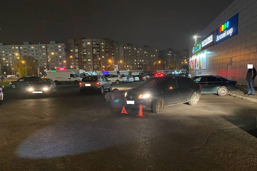 «Рено» сбил мужчину на парковке у супермаркета на Сельме (фото)