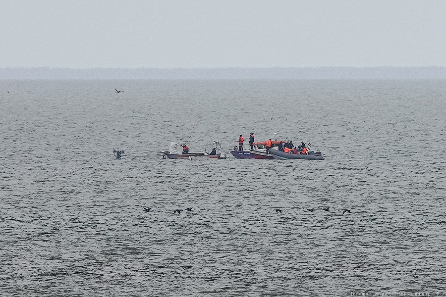 28 марта: МЧС пытается поднять упавший в Куршский залив вертолёт