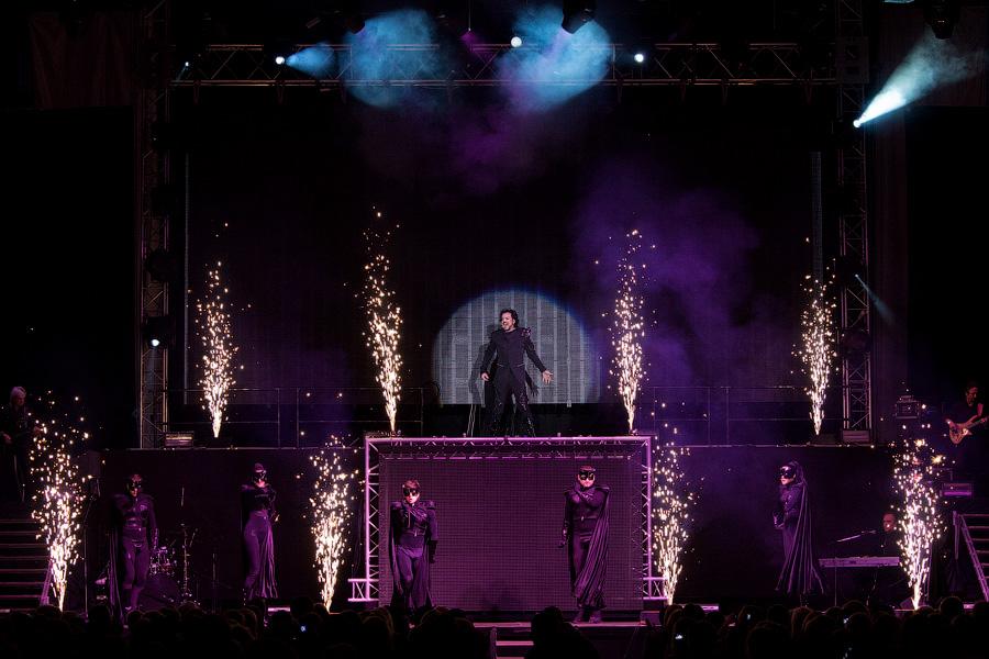 «И тут я, весь в белом»: фоторепортаж с концерта Филиппа Киркорова