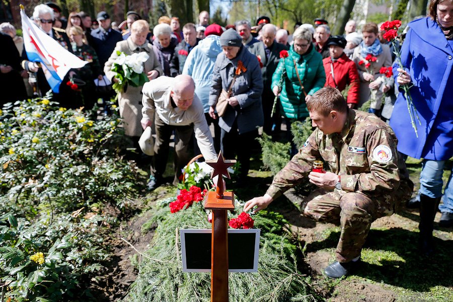 Память героям: в Калининграде перезахоронили найденных поисковиками воинов