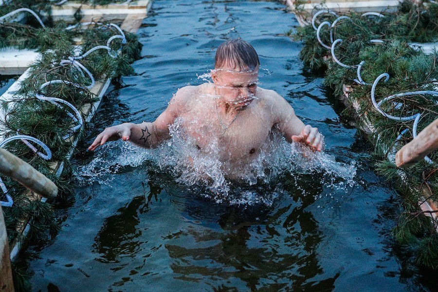 Крещенские купания в стабильный «плюс»: фоторепортаж «Нового Калининграда» (фото)