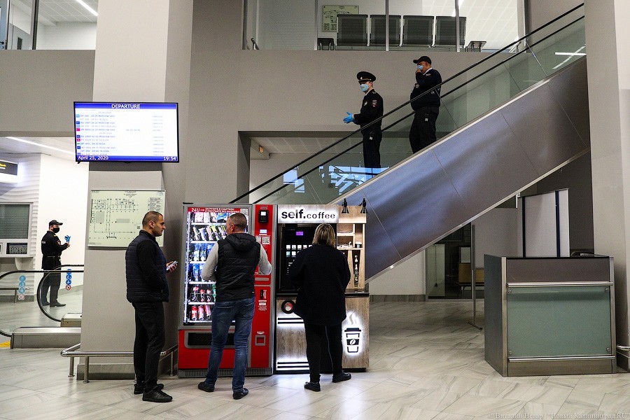 Прямым рейсом с Канар: в «Храброво» прилетел рейс с российскими моряками (фото)