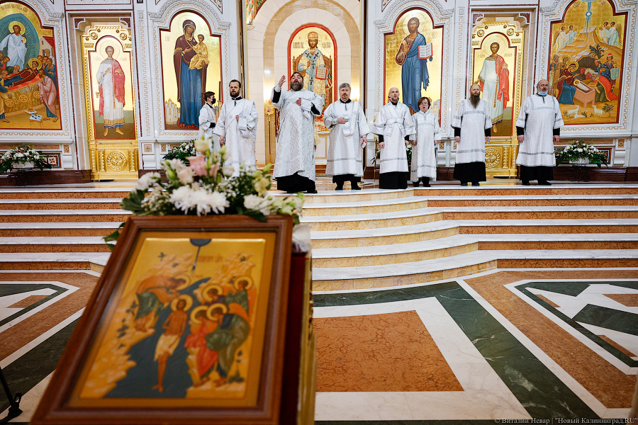 Без проруби, но с литургией: в Храме Христа Спасителя провели праздничную службу (фото)