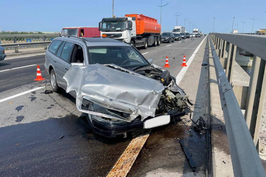 На Южном обходе «Мерседес» дважды въехал в ограждение, пострадали водитель и пассажир