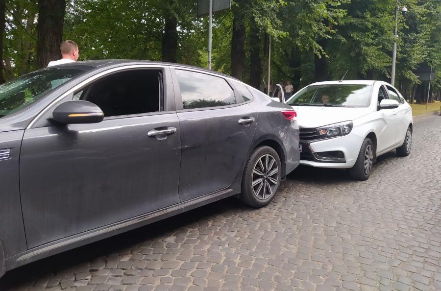 ДТП с «Киа» и «Ладой» заблокировало часть улицы Пролетарской (фото)