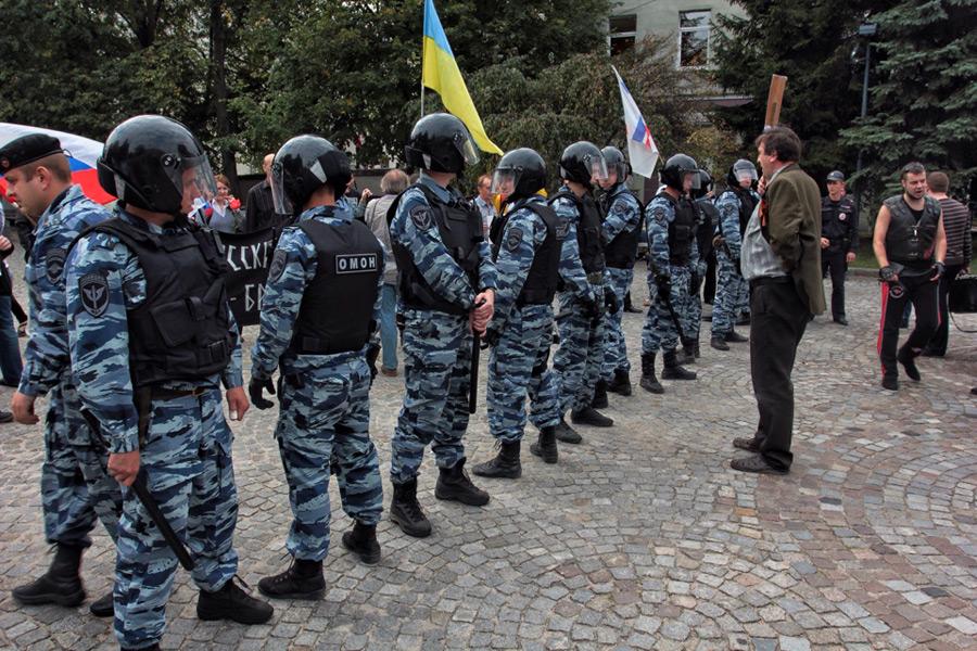 Протест протесту: на митинге против войны на Украине потасовку разнимал ОМОН