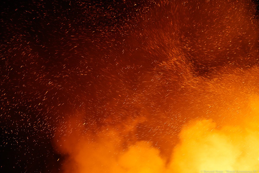 Черный четверг: пожар уничтожил склады на проспекте Калинина (фото) 