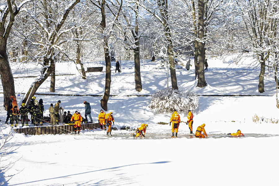 Счёт на секунды: как в МЧС отрабатывают навыки спасения на воде в зимний период (фото) (видео)