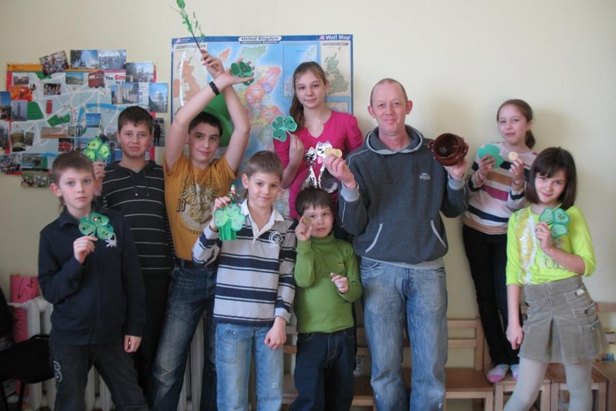 Английский клуб «Clock Tower» поздравляет школьников 