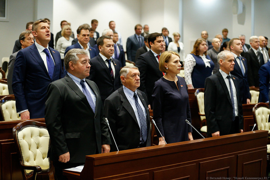 Ходят «в штанах с какими-то лозунгами»: в облдуме поставили вопрос о дресс-коде для журналистов