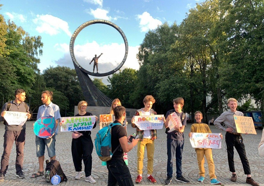 «Мы жжем будущее»: юные калининградцы вышли на пикет против лесных пожаров (фото)