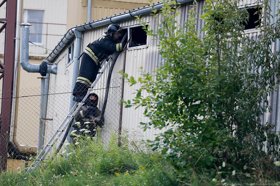 «Кто-то покурил»: на ул. Дзержинского выгорело 200 квадратных метров складов