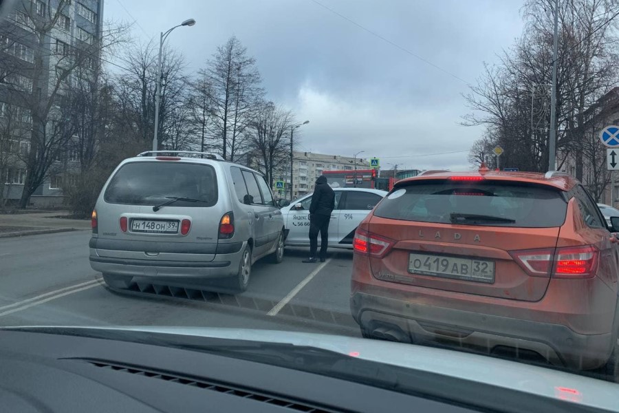 Ул. Невского «встала» из-за ДТП с такси