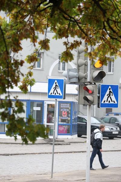 Несчастливый перекресток: грузовики сносят ограждение у школы №14, где погибла девочка (фото)