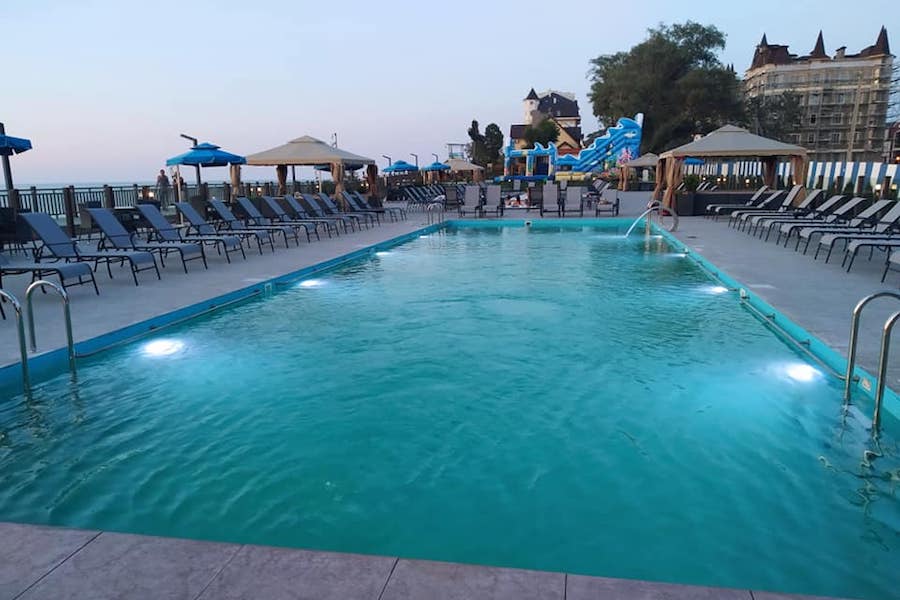 На пляже в Зеленоградске открыли бассейн с джакузи