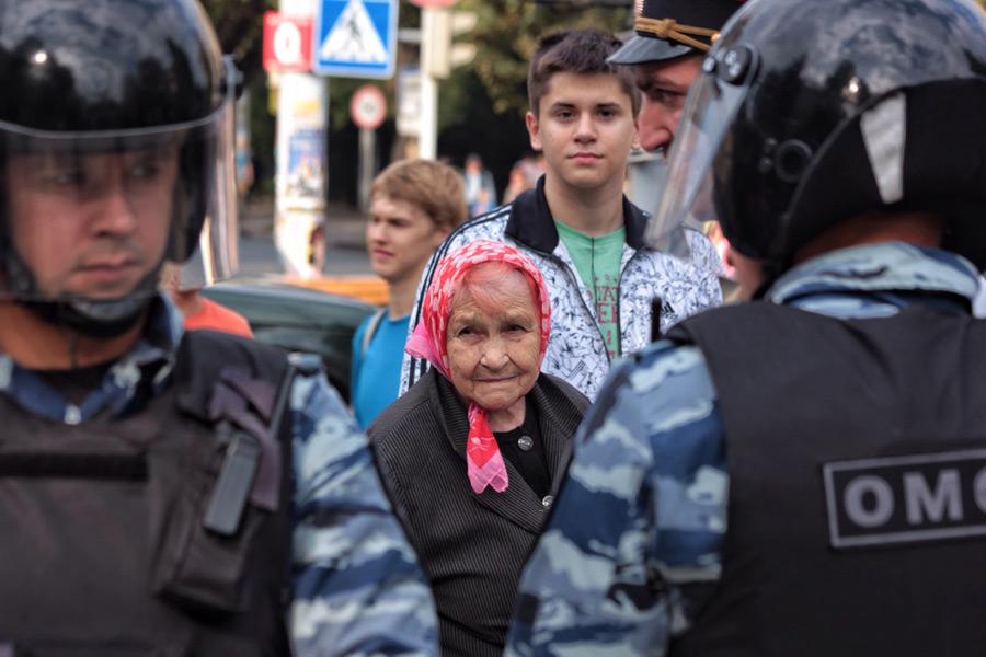 Протест протесту: на митинге против войны на Украине потасовку разнимал ОМОН