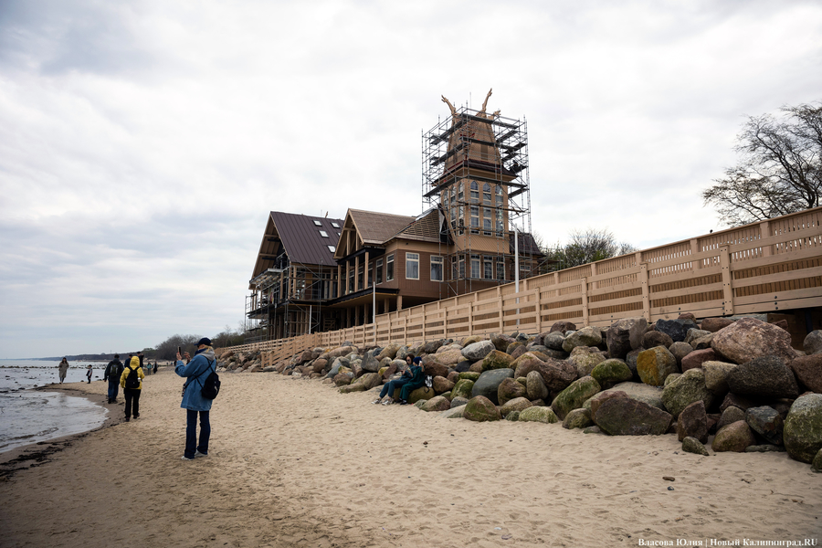Монополия на пляж: как выглядит скандальное кафе в Зеленоградске, которое власти называют «НТО» (фото)