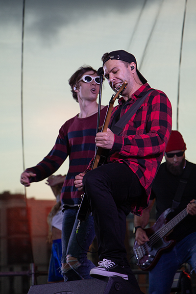 Марафон мировых хитов: в Калининграде прошёл рок-фестиваль с трибьют-шоу (фото)