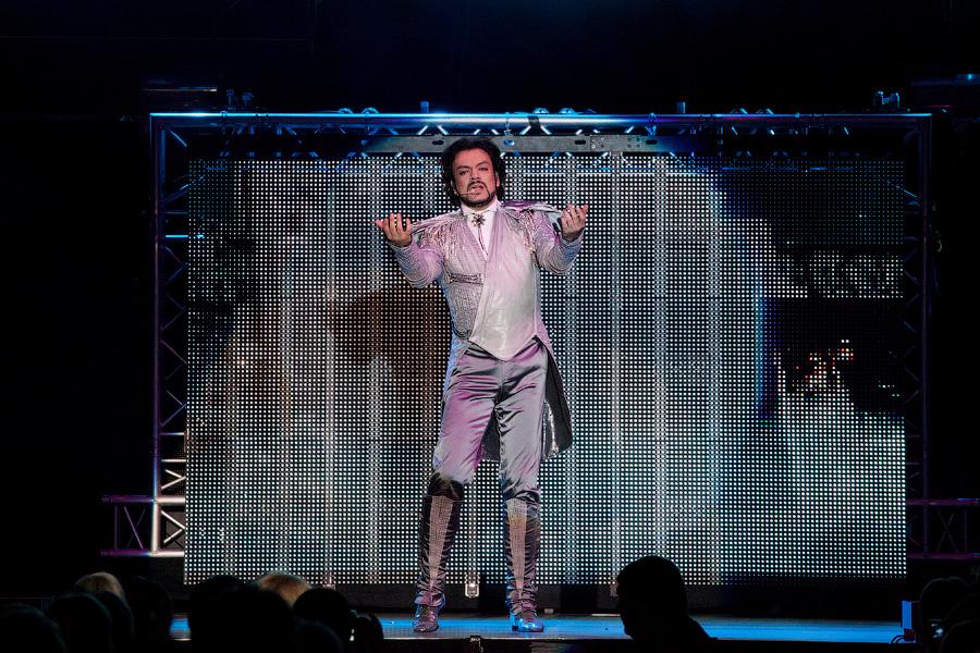 «И тут я, весь в белом»: фоторепортаж с концерта Филиппа Киркорова