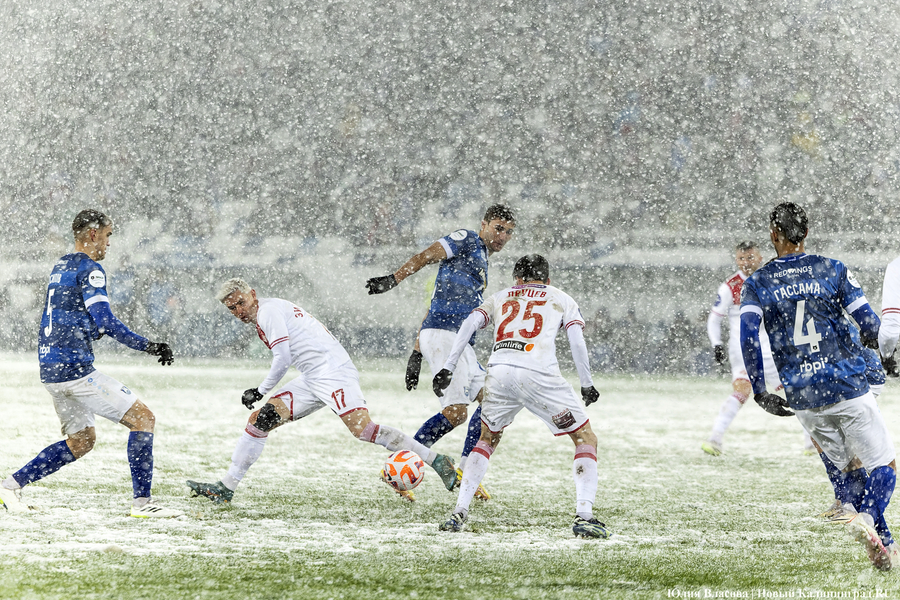 «Не футбол, а регби»: снежный матч «Балтика» — «Спартак» в фотографиях