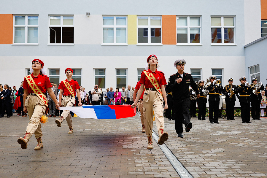 С военным оркестром и под «Катюшу»: в Калининграде открыли самую большую школу