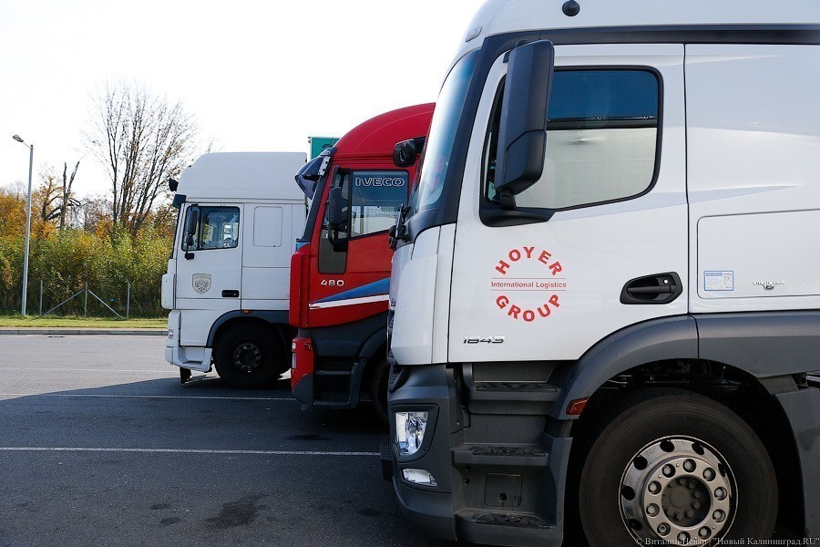 Почти 200 калининградских грузовиков застряли в огромной очереди на границе