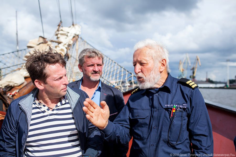 Потомок русских эмигрантов Майк (крайний справа)