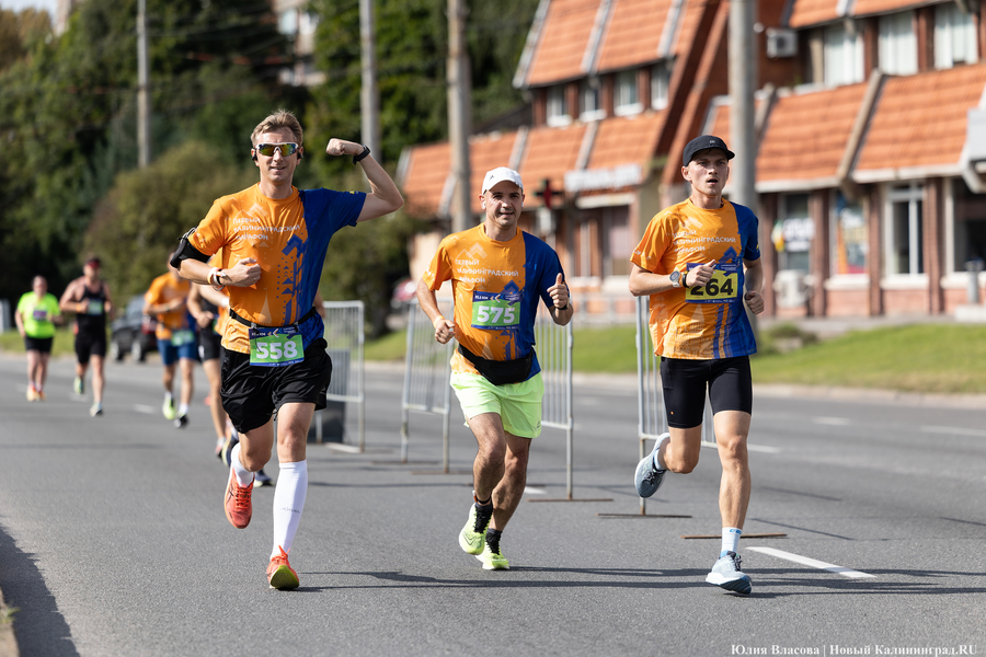 Перекрыть и побегать: марафонцы собрали медали и гнев автомобилистов Калининграда (фото)