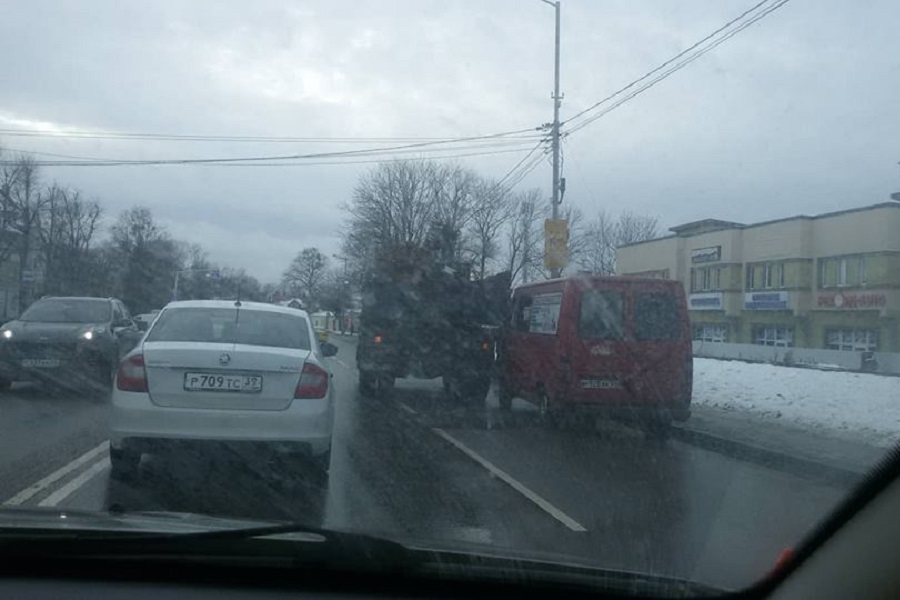 Из-за ДТП с грузовиком и микроавтобусом затруднен проезд на ул. Невского (фото)