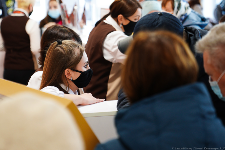 Вне зоны ковид-фри: что происходит в МФЦ на площади Победы после новых ограничений