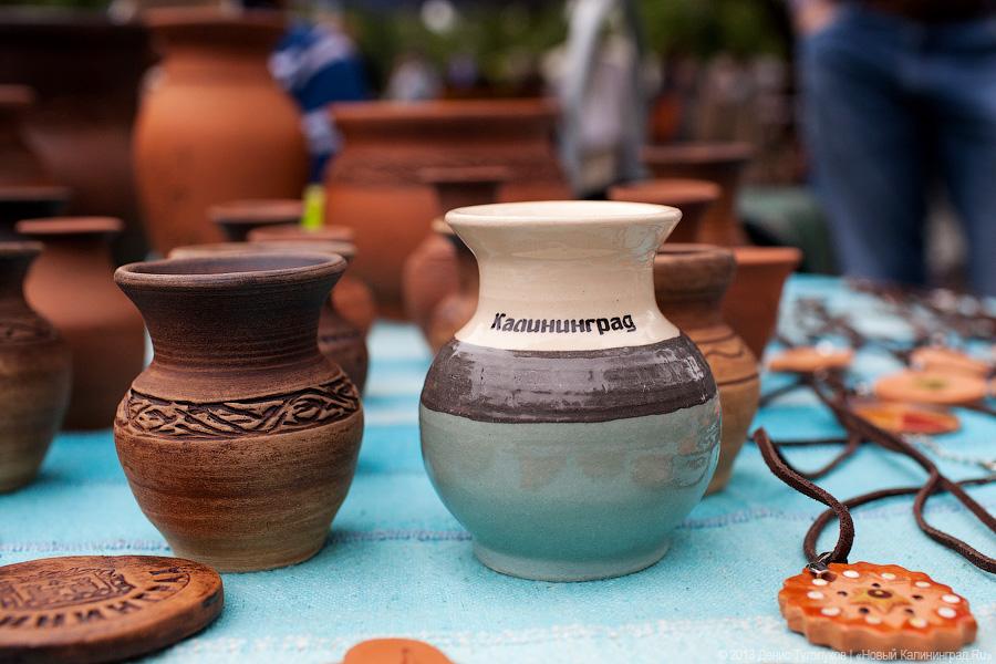 Конь в пальто и вязаный Пеле: фоторепортаж с арт-маркета на проспекте Мира
