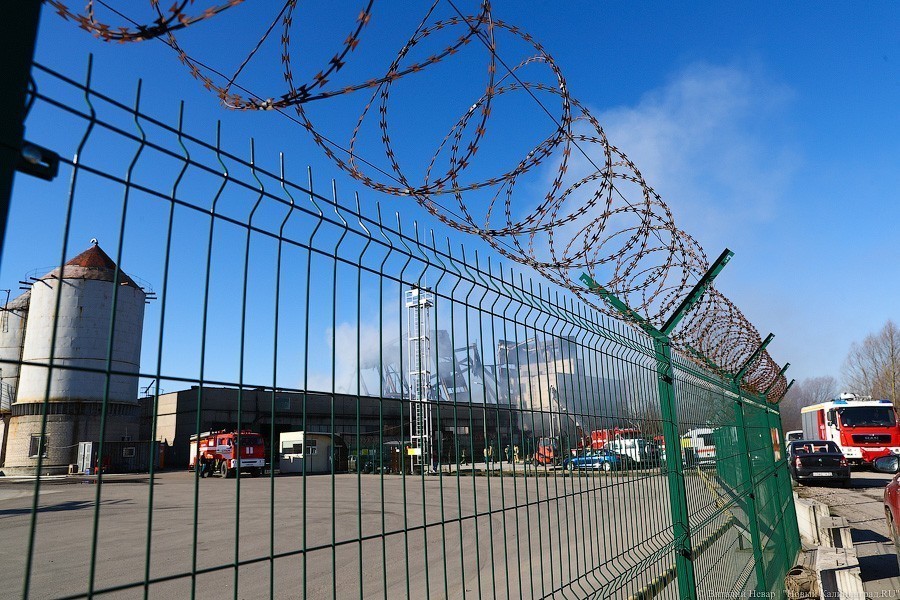 Бетон и балки: последствия крупного пожара на «Цепруссе» (фото)