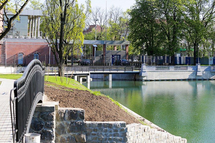 Горвласти пожаловались на плохую газонную смесь, из-за которой размываются берега у оз. Поплавок