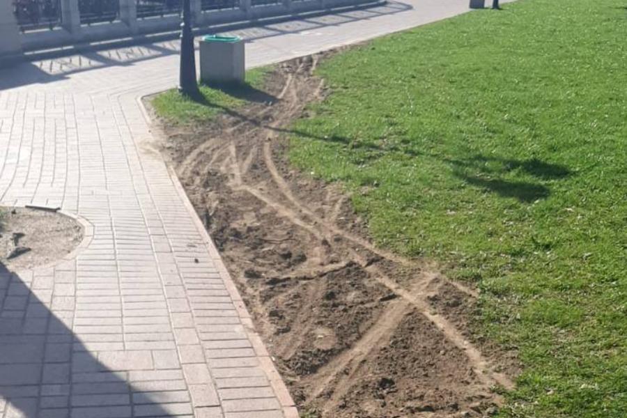 «Нет сил»: власти просят велосипедистов и самокатчиков не ездить по газонам на Верхнем озере