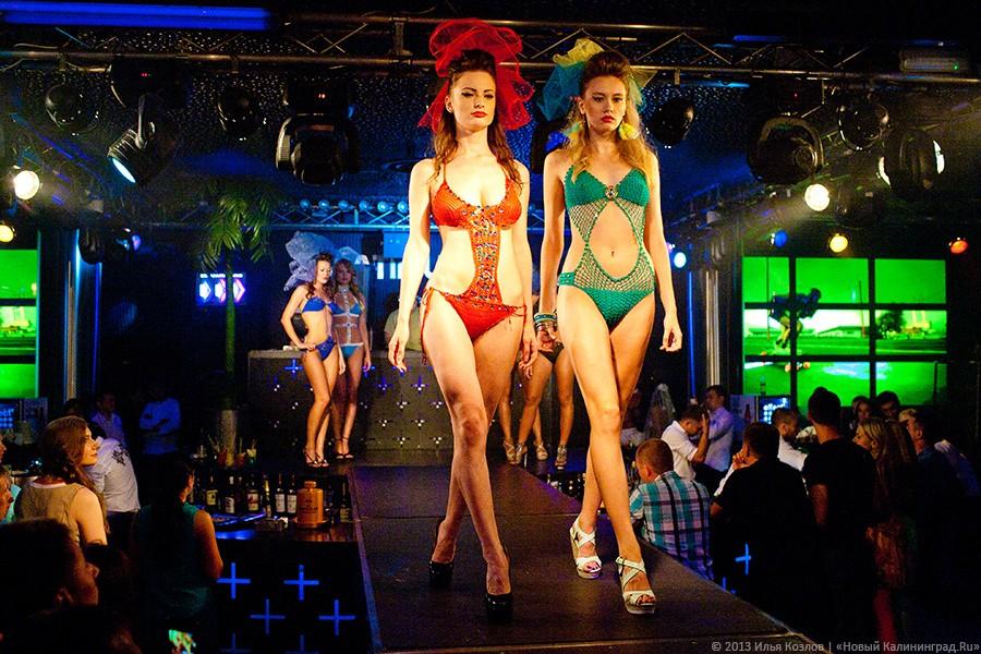 Бикини-пляж: в «Платинуме» прошел показ купальников