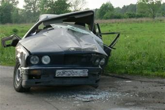 Водитель БМВ врезалась в дерево на трассе Калининград-Балтийск
