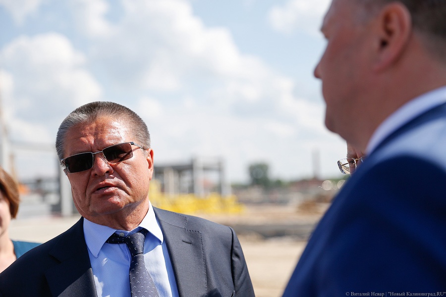 Улюкаев — журналистам у здания суда: «Я много читаю. Дела у меня хорошо»