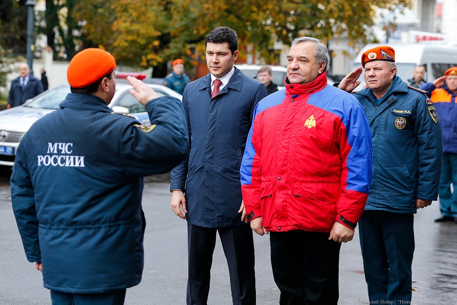 Мотоциклы и медали: как в МЧС региона подарки из рук министра получали