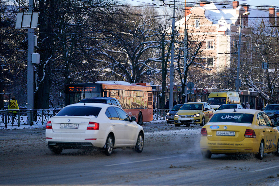 «Насладиться» зимой: во что превратились дороги в Калининграде после снегопада (фото)