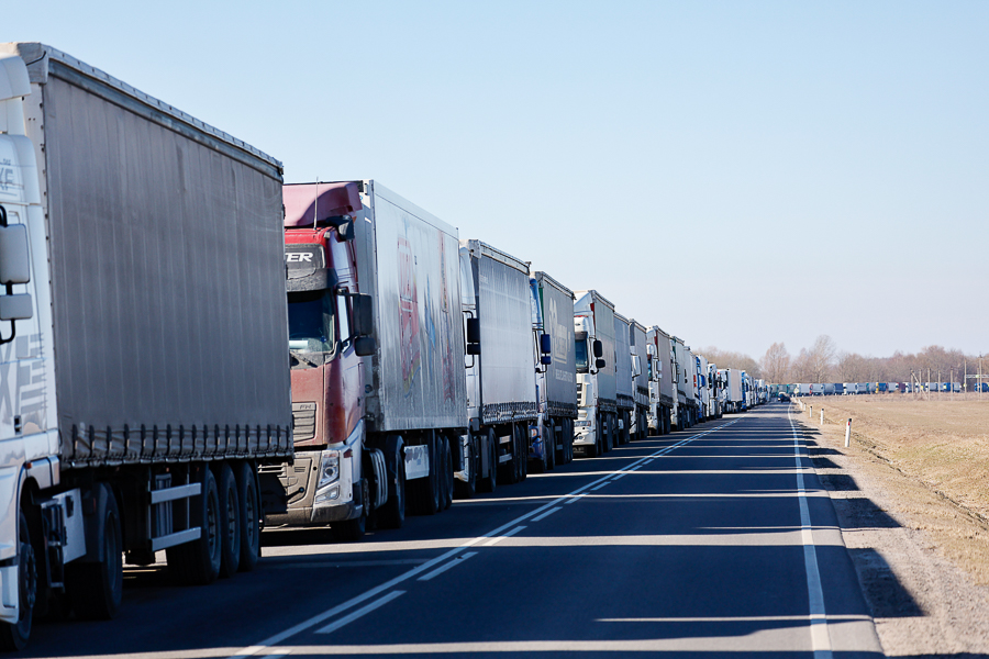 Таможня: очереди на выезд из Калининградской области ожидает более 100 грузовиков