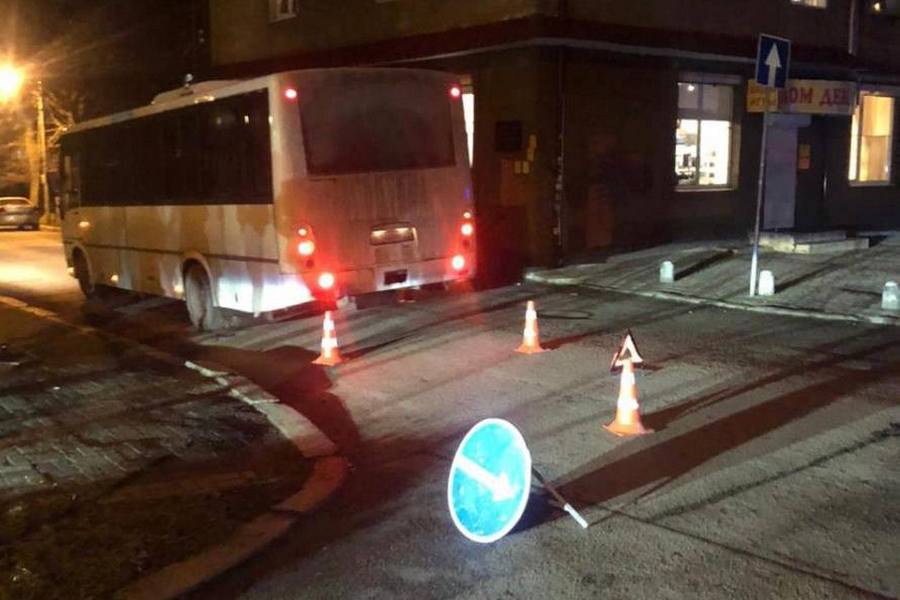 На ул. Хмельницкого пассажирский автобус сбил 2-летнего ребенка