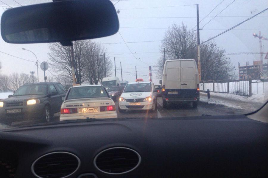На ул. Суворова образовалась пробка из-за аварии на мосту (фото)