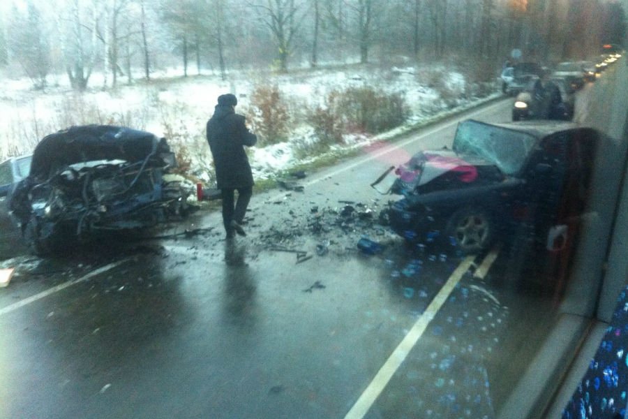 УМВД: в результате лобового столкновения трех авто никто не пострадал (фото)