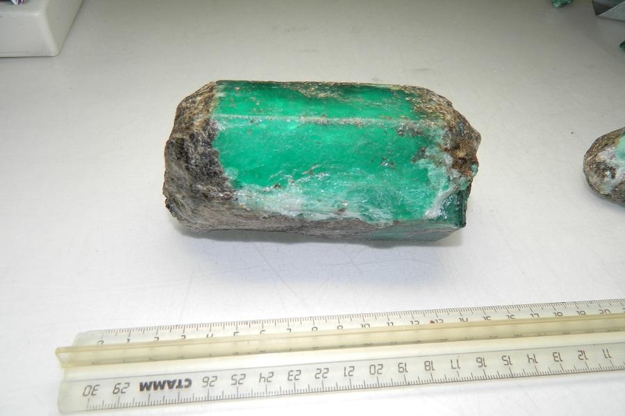 Янтарный комбинат добыл на Урале килограммовый изумруд (+фото)