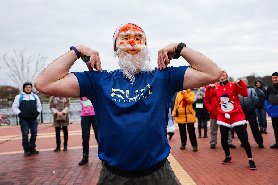 «Всем мира»: сторонники ЗОЖ пробежали по набережной Верхнего озера 2023 метра (фото)